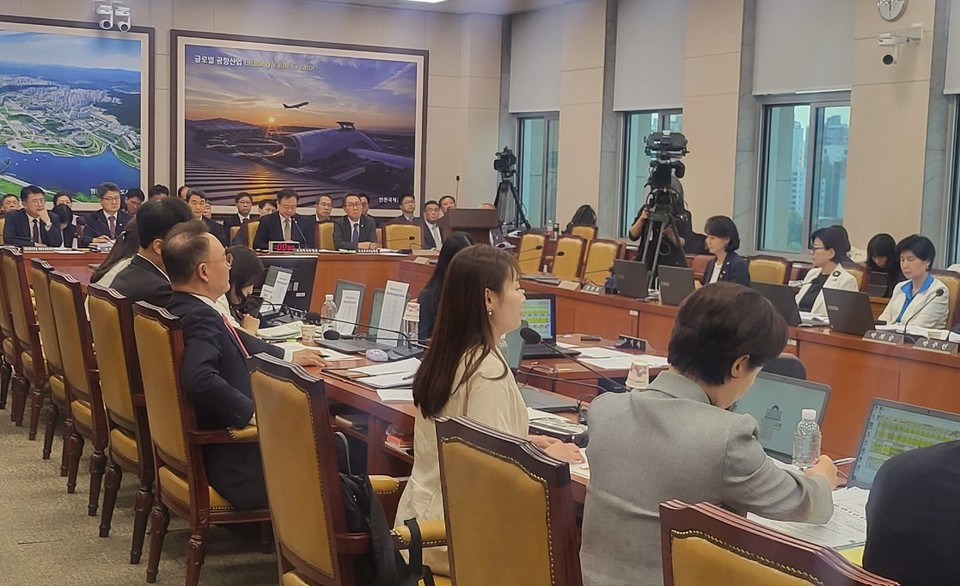 의대 정원 증원에 따른 의과대학 교육 점검 연석 청문회에서 정부가 의대 정원 배정삼사위 회의록을 파기했다고 밝혀 적법성 논란이 고조됐다.