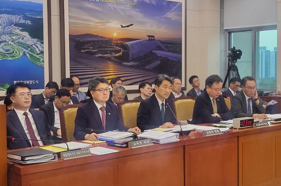 대통령실 장상윤 사회수석비서관, 교육부 이주호 장관, 복지부 조규홍 장관 등 고위 공직자 등이 16일 의대 정원 증원에 따른 의과대학 교육 점검 연석 청문회에서 의원들의 질의에 답하고 있다.