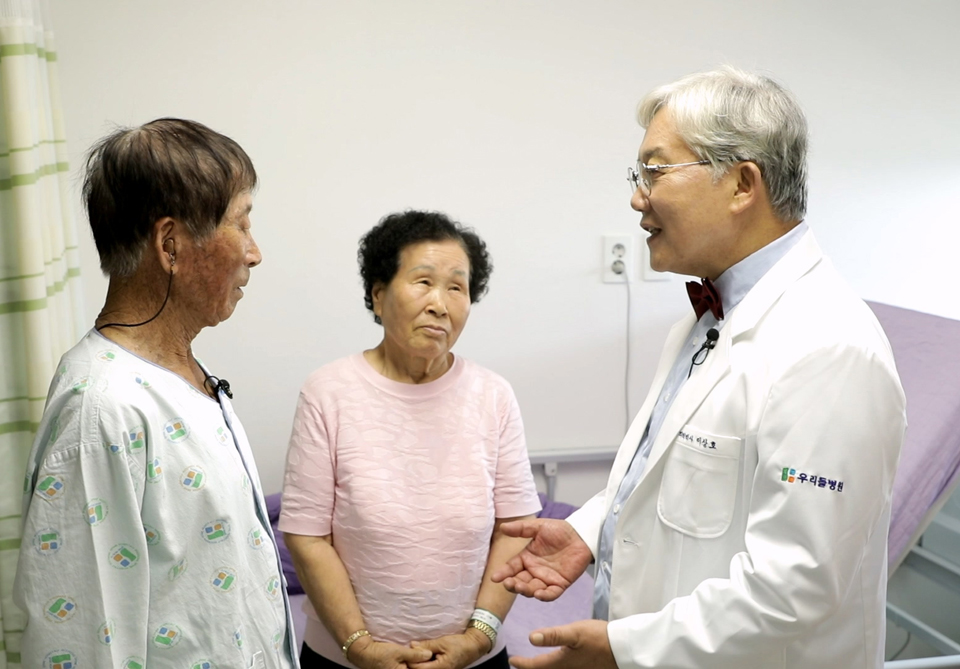 80대 고령 협착증 환자를 진료하고 있는 우리들병원 이상호 회장. 사진=우리들병원.