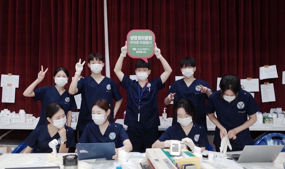 신신제약은 생명경외클럽 무의촌 의료 봉사에 파스 등 의약품 을 후원했다. / 사진=신신제약