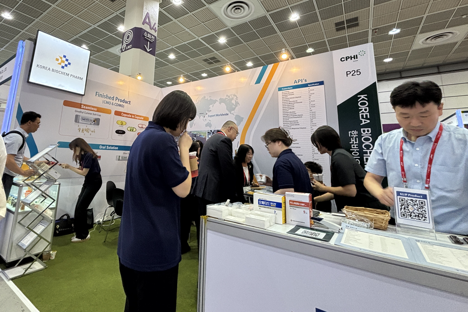 한국바이오켐제약 부스에서 바이어들이 이야기를 나누고 있다.