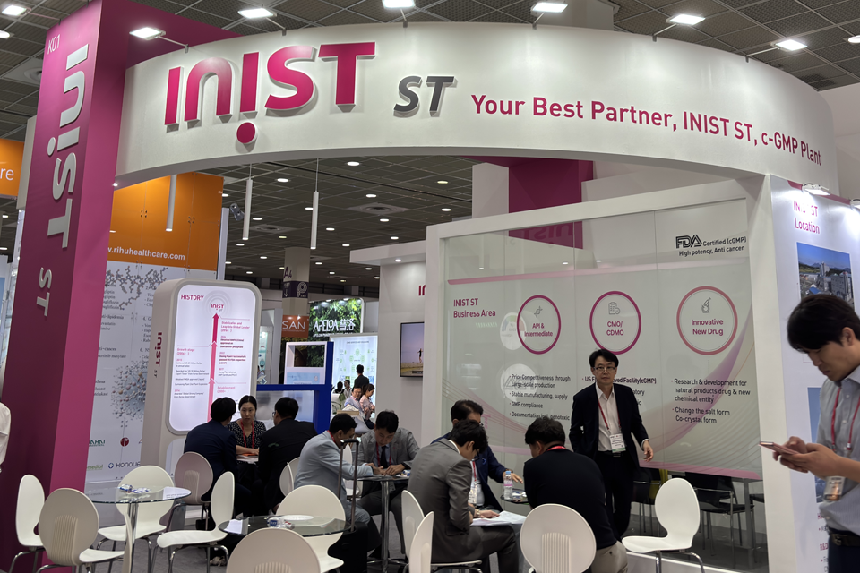 이니스트에스티 부스 안에서 바이어들이 이야기를 나누고 있다.