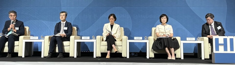 (사진 왼쪽부터) 박윤수 심평원 경제성평가소위원장, 윤덕현 서울아산병원 종양내과 교수, 한은아 연세대학교 교수, 이소영 심평원 바카라, Bor-Sheng Ko 대만국립대학암센터 교수