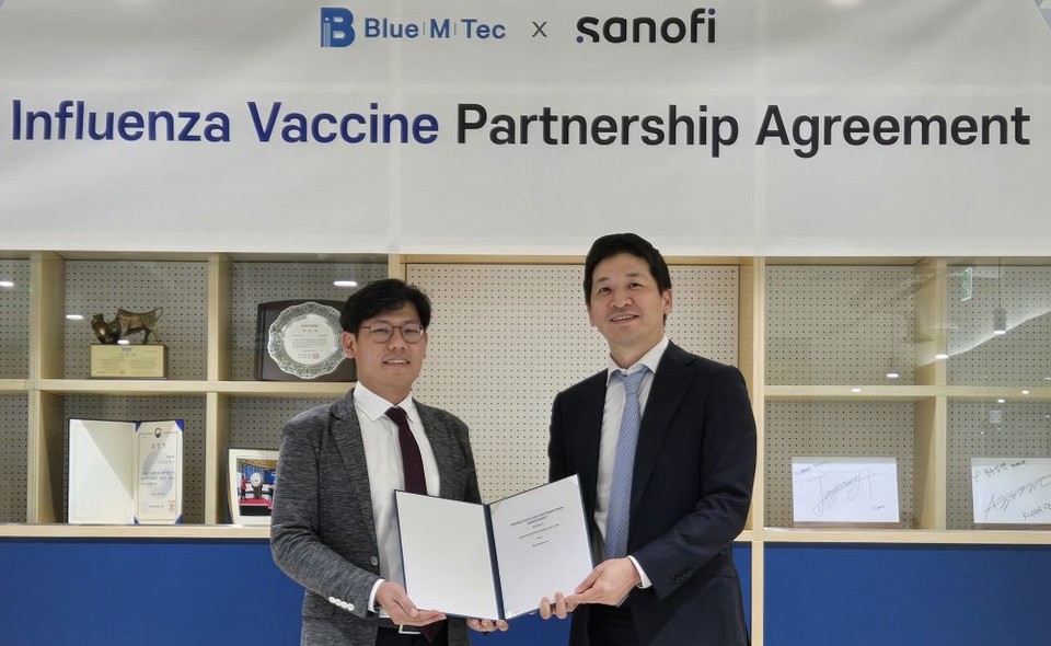 블루엠텍 김준석 부사장(왼쪽), 사노피 백신사업본부 고승우 이사(오른쪽) 