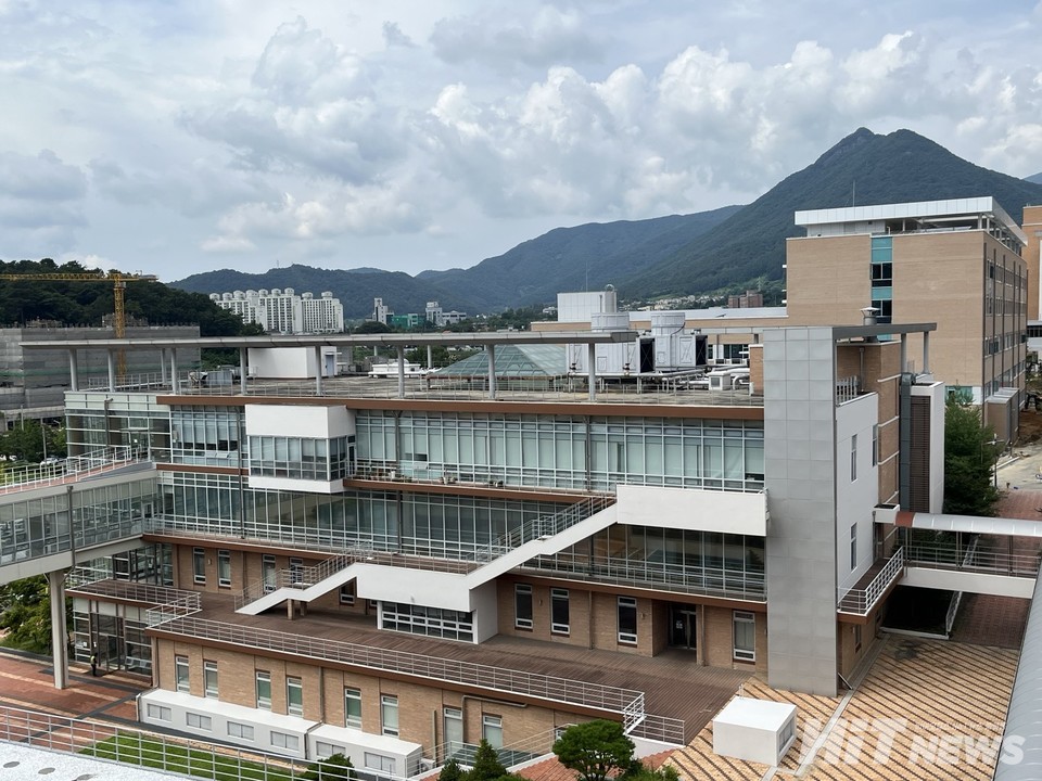 The Biomedical Science Convergence Center consists of the Education and Information Building, Convergence Research Building, Animal Testing Building, Basic Research Building, and Education Complex Building.