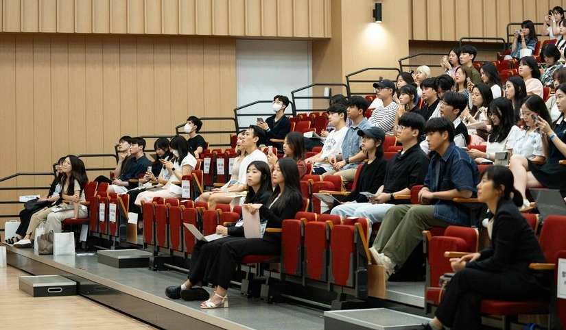 PPL 제약설명회에 참석한 약대생들이 강연을 듣고 있다.