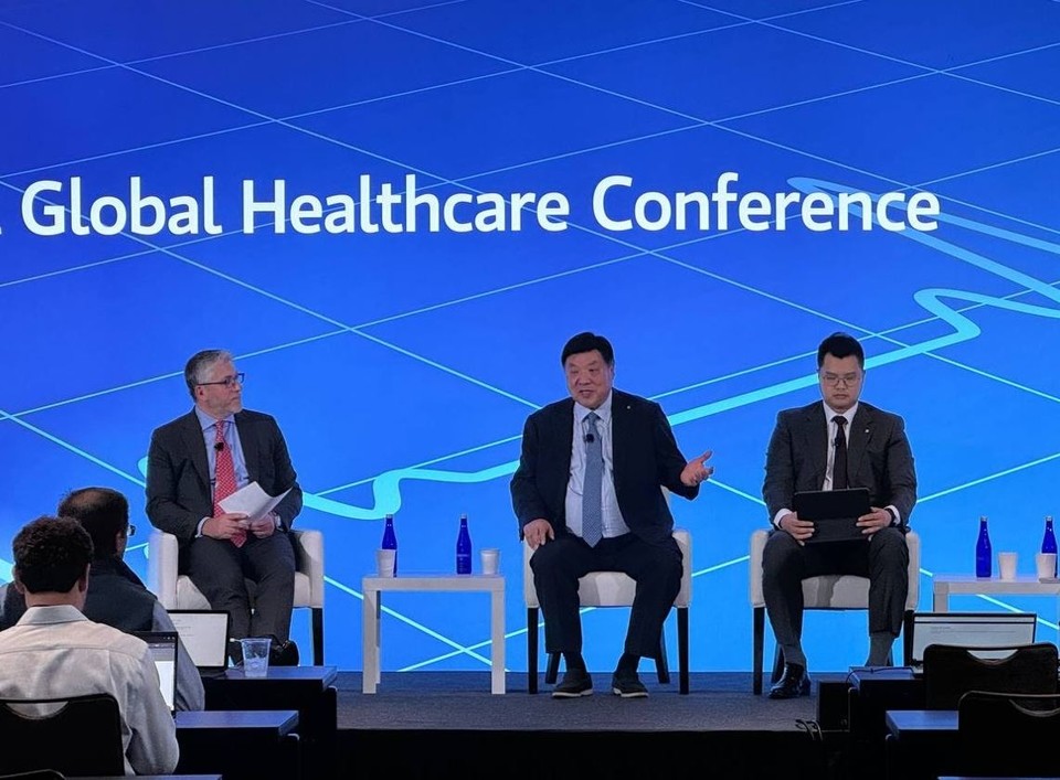Celltrion Chairman Jung-Jin Seo (center) and CEO Jin-Seok Seo (right) present at the 22nd Morgan Stanley Global Healthcare Conference. / Photo by Celltrion