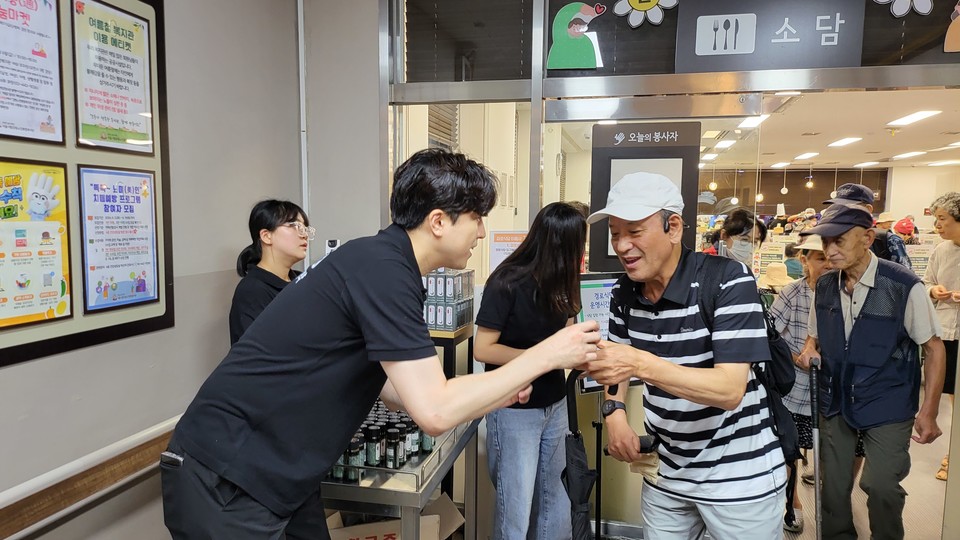 익수제약의 임직원들이 강동구 노인종합복지관에서 배식봉사와 제품 후원 활동을 진행하고 있다. / 사진=익수제약
