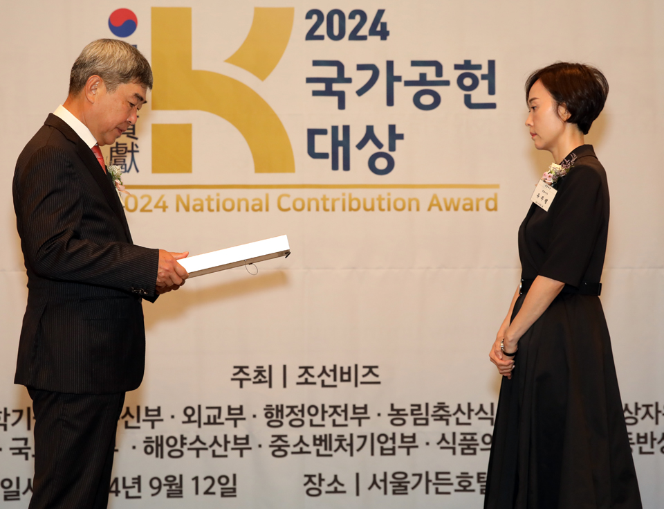 심사위원장 동국대학교 유창조 교수(왼쪽)와 유영제약 유주평 대표이사.