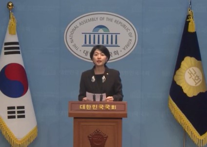 의사 출신 한지아 의원(국민의힘 수석대변인)이 13일 국회 브리핑에서 온라인 바카라 추천계의 여·야·의·정 협의체 참여를 요청하고 있다.