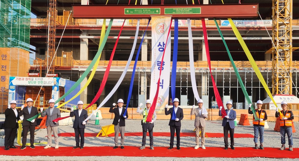 바카라 베팅 Bioscience CEO Jae-Yong Ahn (fifth from the right) and key officials participate in the topping-out ceremony. / Photo by 바카라 베팅 Bioscience