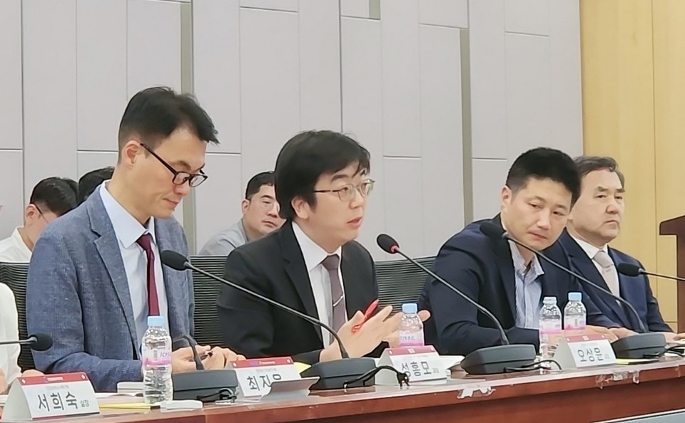 식약처 성홍모 과장(맨 왼쪽)과 복지부 오상윤 과장(왼쪽에서 두번째)