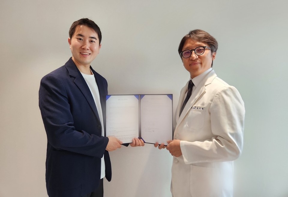 이휘원 바카라 총판 대표(사진 왼쪽)와 김지완 더웰내과 대표가 협약서를 들어 보이고 있다. / 사진=바카라 총판