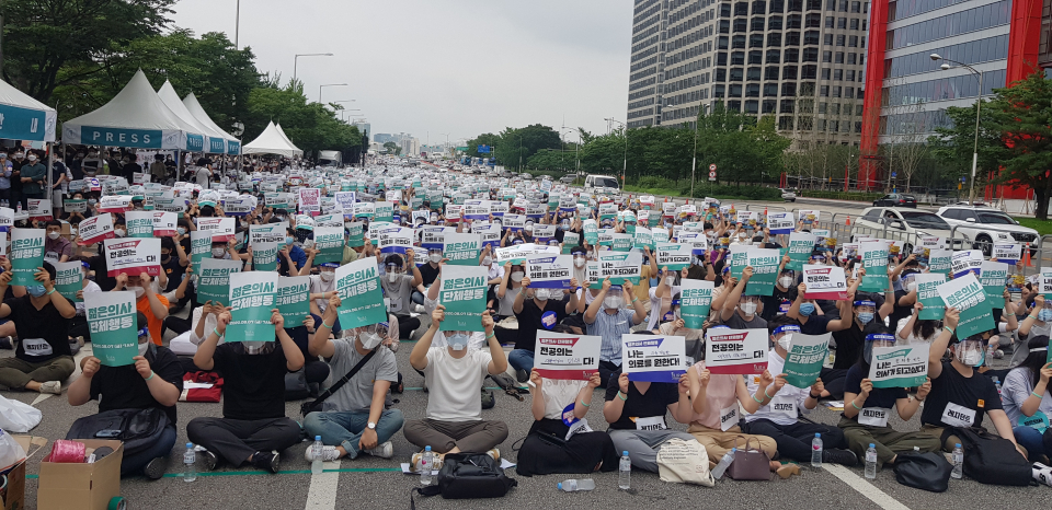 7000여명 전공의와 3000여명 예비의사(주최측 추계)들이 7일 여의도 일대에 나와 정부에게 '의대정원 확충 및 첩약 급여화 사업을 멈추고 전공의 수련환경과 의료전달체계 등 보건의료 현안 정책에 힘을 쏟아줄 것'을 당부했다.