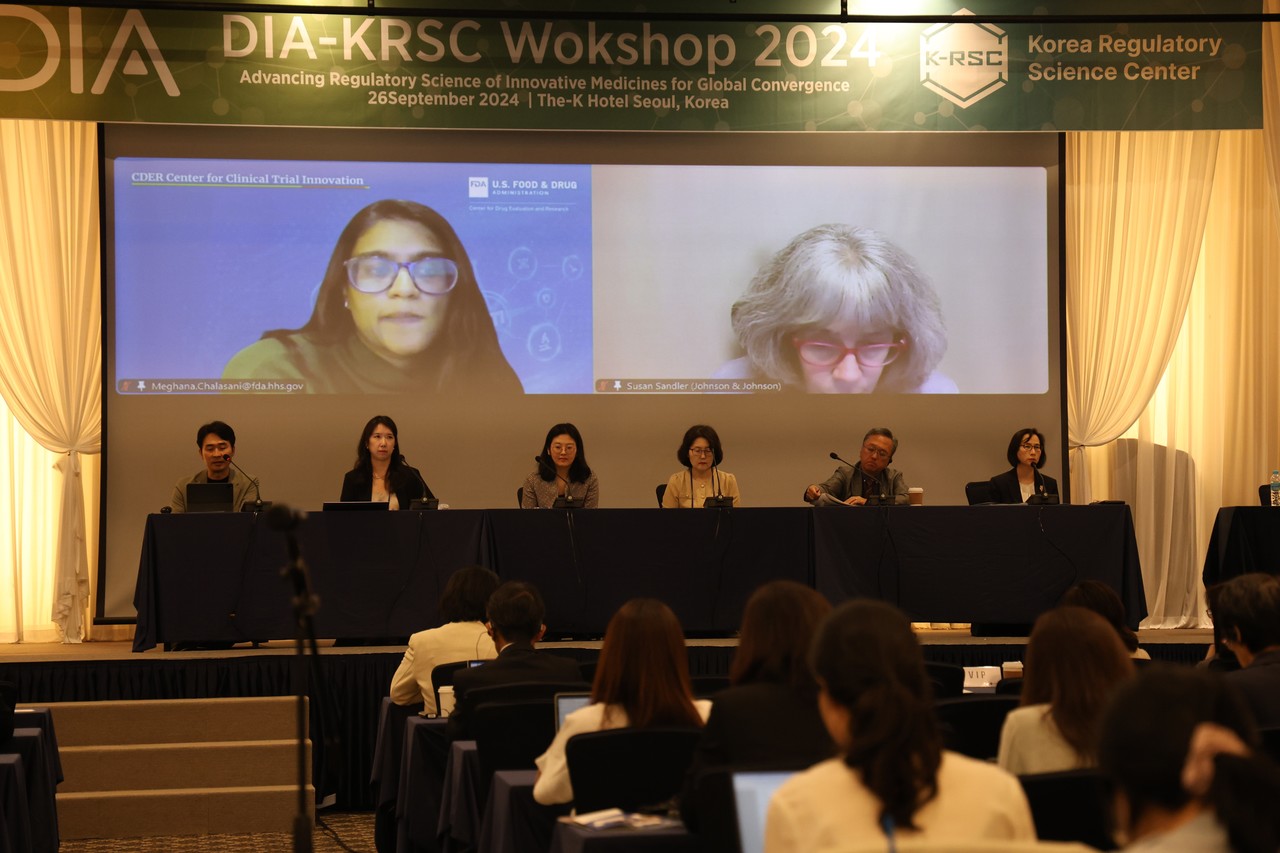 26일 개최된 'DIA-KRSC Workshop 2024'의 '혁신적 방법을 활용한 신약 개발에 대한 규제과학의 관점'을 주제로 한 첫번째 세션에서 서경원 동국대 교수(오른쪽)를 좌장으로 패널토의가 이뤄지고 있다. / 사진=한국규제과학센터
