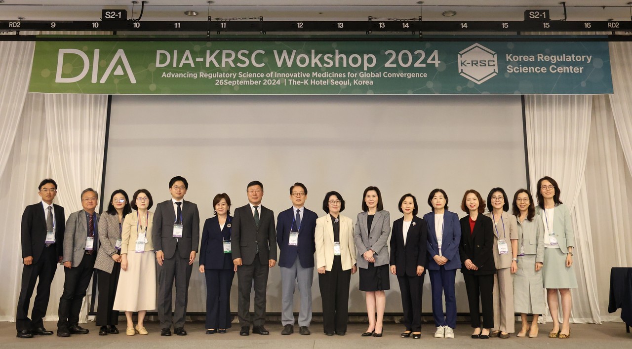 26일 개최된 'DIA-KRSC Workshop 2024'에서 참석자들이 단체 기념 사진 촬영을 하고 있다. / 사진=한국규제과학센터