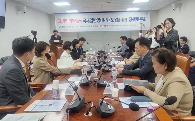 제네릭 국제일반명(INN) 도입을 위한 정책토론회에서 정부, 학계, 소비자단체, 약사회 관계자들이 단계적 도입 및 사회적 합의 필요성 등 의견을 교환했다.