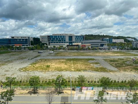 충북대학교 캠퍼스와 식품의약품안전처 사이의 공터. / 사진=현정인 기자