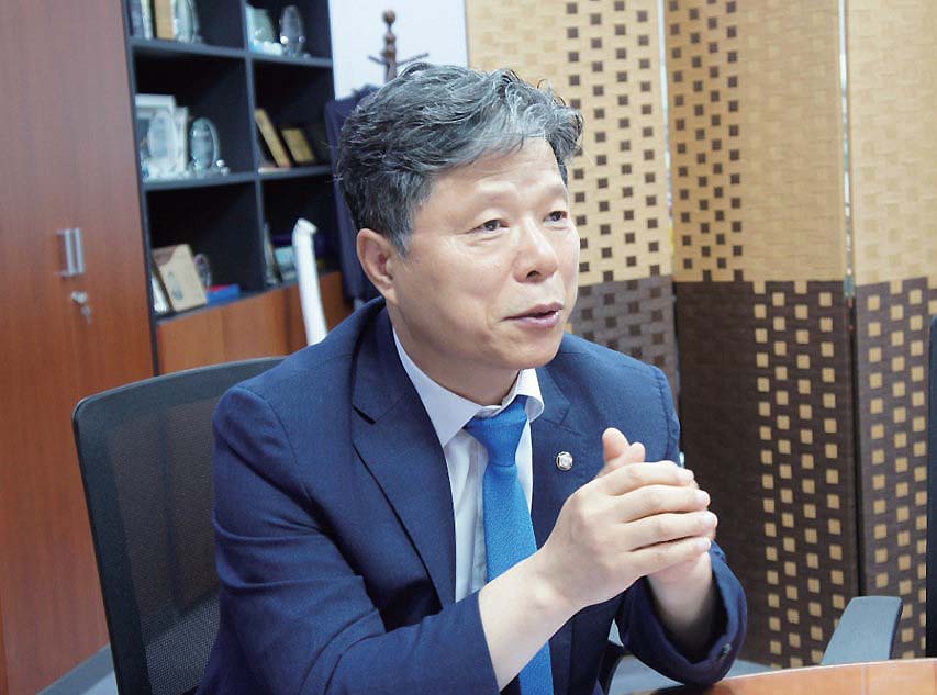 국회 보건복지위원회 서영석 의원이 9월 13일 [끝까지HIT]와 만나 초고령 사회를 대비하는 보건의료 현안과 의정활동 계획을 설명하고 있다.