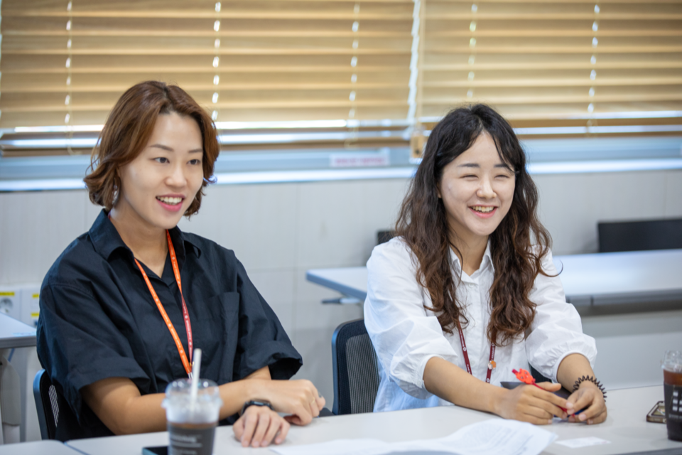 (왼쪽부터) 이가은 건보공단 홍보실 과장, 이슬비 건보공단 경영지원실 ESG 관리부 대리