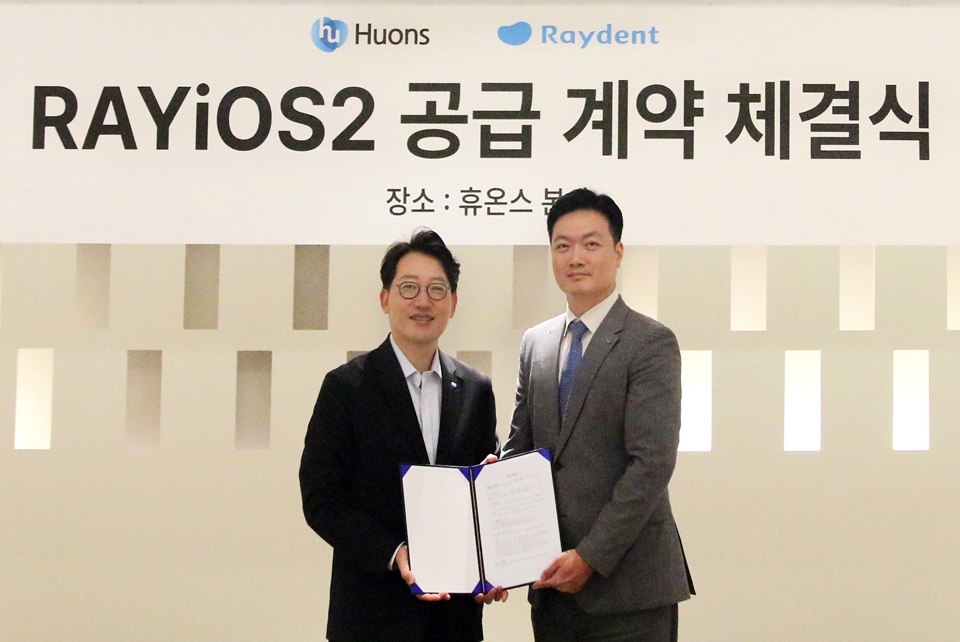 휴온스는 2일  레이덴트와 ‘레이오스 2(치과용 구강스캐너)’의 판매 및 디지털 덴티스트리 사업화에 대한 업무협약을 체결했다. 휴스 윤상배 대표(왼쪽)와 레이덴트 안홍규 대표. 사진=휴온스/