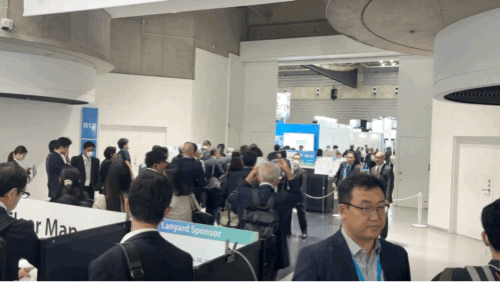 9일 내린 비가 거짓말 같이 그친 요코하마의 바이오재팬 2일차 행사는 사람이 더 늘어난 모습이다. 10시가 되자 늘어선 참가자들이 부스로 들어서고 있다. 