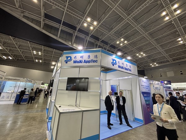 반면 우시앱텍은 지난해보다는 살짝 참가자의 발길이 조금 뜸해진 모습입니다.