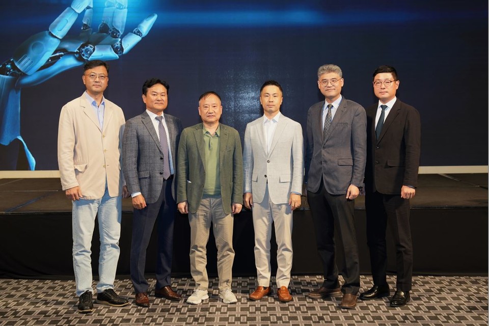 (왼쪽부터) 임홍석 JBP KOREA 대표이사, 김재왕 녹십자웰빙 IP 본부장, 조태환정형외과 조태환 원장, GC녹십자아이메드 강북의원 최범희 원장, 더맑은클리닉 박춘묵 원장, 한정엽 녹십자웰빙 MKT Unit장