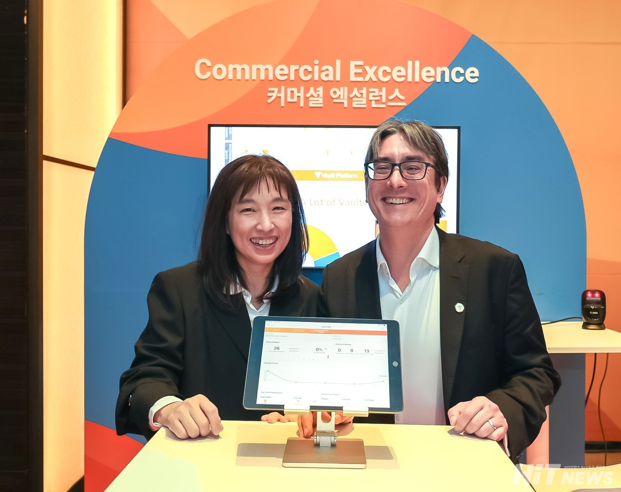 (왼쪽부터) 박지원 비바시스템즈코리아 커머셜 총괄 부사장, 대미안 켈리 비바 시스템즈 아시아 커머셜 사업 총괄 부사장