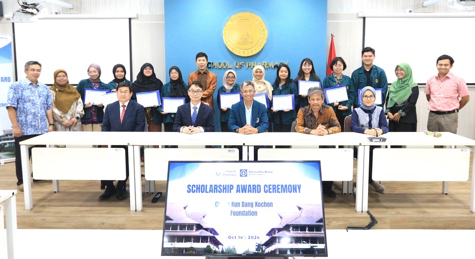 지난 14일 인도네시아 반둥공대에서 열린 장학증서 수여식에서 재단 관계자와 학생들이 기념 사진을 찍고 있다.