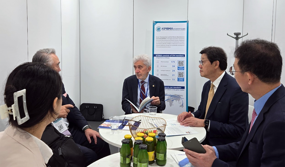 Piero Iamartino 유럽 산업약사회 회장(가운데)과 노연홍 회장(오른쪽 두번째). 사진=한국제약바이오협회/ 
