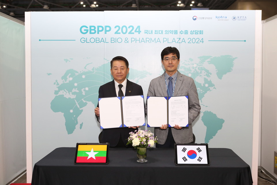 (왼쪽부터) Htin Pwa MCK 대표와 양진영 한국유나이티드제약 상무