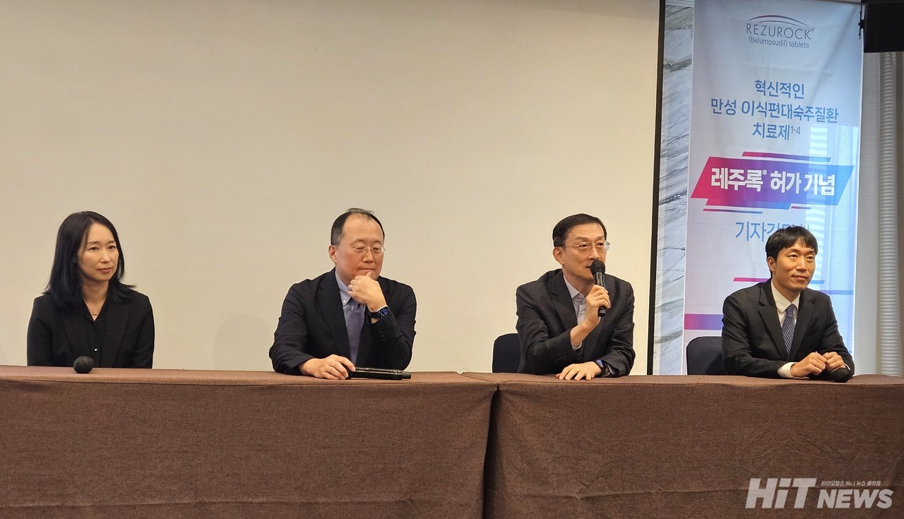 (왼쪽부터)  사노피 메디컬 어드바이저(Medical Advisor) 김나래, 세브란스병원 혈액내과 정준원 교수, 서울성모병원 혈액병원장 김희제 교수, 사노피 이식사업부 헤드 서민규