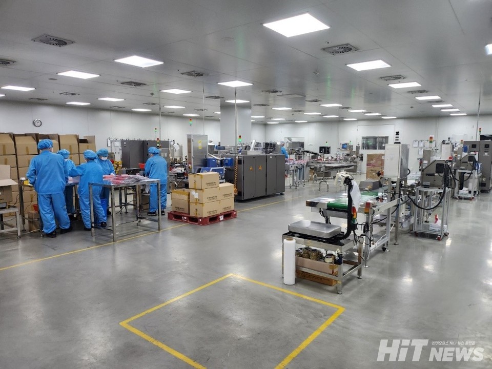 슬롯 머신 일러스트terior view of the packag슬롯 머신 일러스트g room where carton and box packag슬롯 머신 일러스트g is carried out.