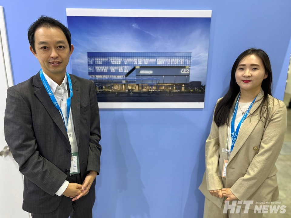 Shigeru Kunii (left), Head of Business Development (BD) Asia at AGC Biologics, and Eun Jin Seol, BD Manager.