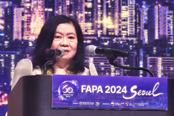 욜란다 R. 로블레스 FAPA 회장이 개회사를 하고 있다.