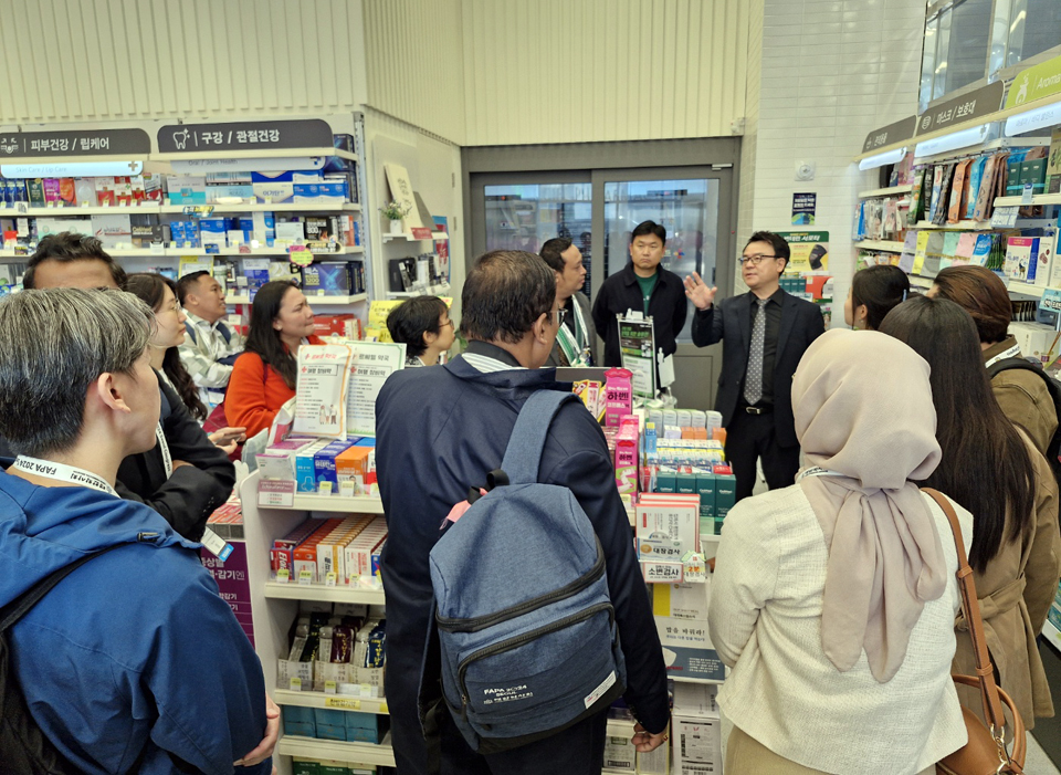 김현익 휴베이스 대표(오른쪽에서 다섯번째)가 FAFA 행사 참석 차 방한했다가 르씨엘 약국을 방문한 인도네시아, 스리랑카, 인도, 중국 약사들에게 한국 의약보험정책과 휴베이스 약국에 대해 설명했다. 사진=휴베이스/