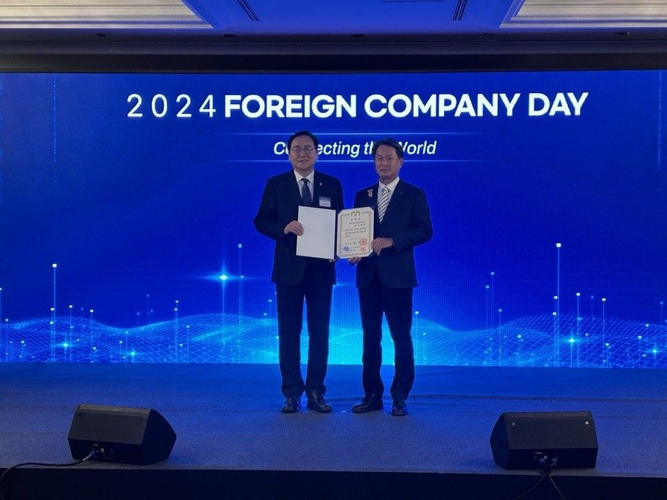 고상석 프레스티지바이오파마IDC 대표(오른쪽)가 ‘2024 외국 기업의 날’ 기념식에서 대통령 표창을 수상했다. / 사진=프레스티지바이오파마IDC