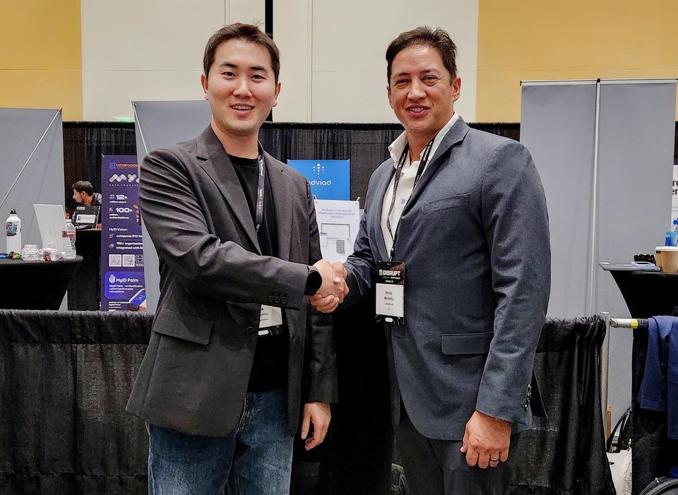 이휘원 인핸드플러스 대표(사진 왼쪽)와 어드히런스 필립 모리스키 대표 / 사진=인핸드플러스