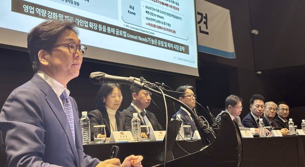 슬롯사이트 업카지노사이언스 임원 및 계열사 대표들이 중장기 계획을 설명하고 있다.