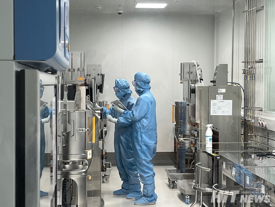 셀 센터 내 CDMO 제조 시설에서 근무하고 있는 지씨셀 직원들 / 사진=남대열 기자