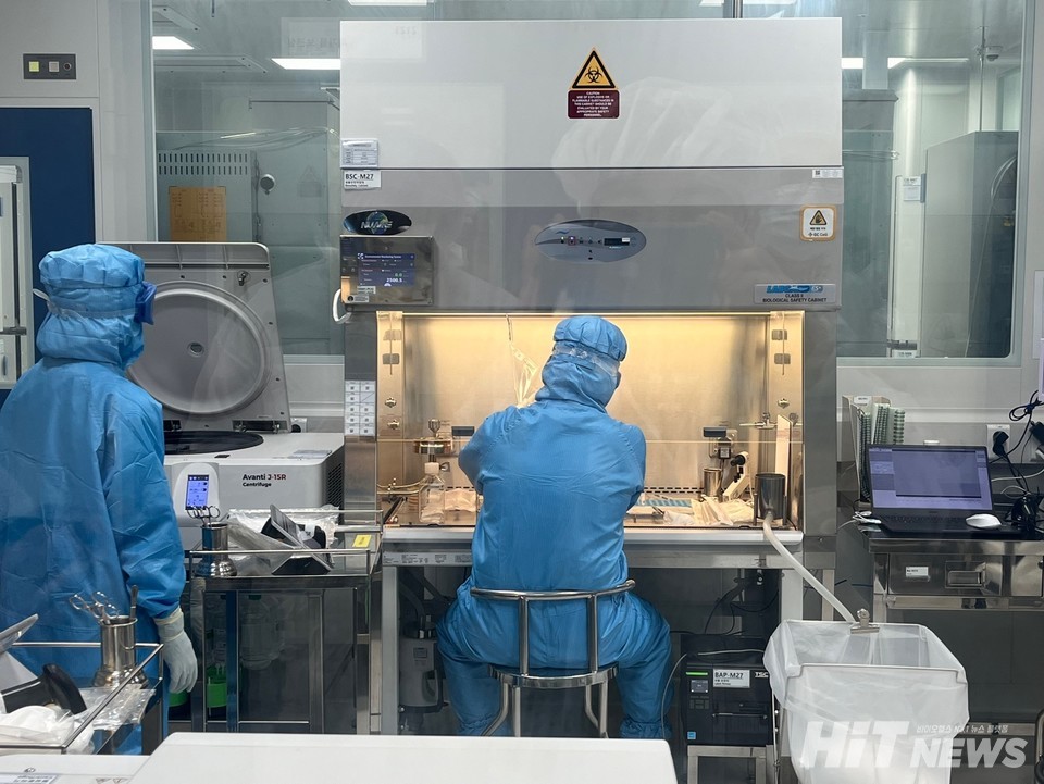 이뮨셀엘씨주 제조 시설 내 지씨셀 직원들