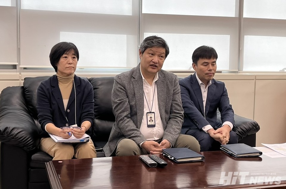 신약 슬롯사이트 처리 절차 개선안을 설명하는 의약품규격과 박상애, 의약품정책과 김춘래, 슬롯사이트총괄과 김영주 과장 / 사진=윤구현 기자