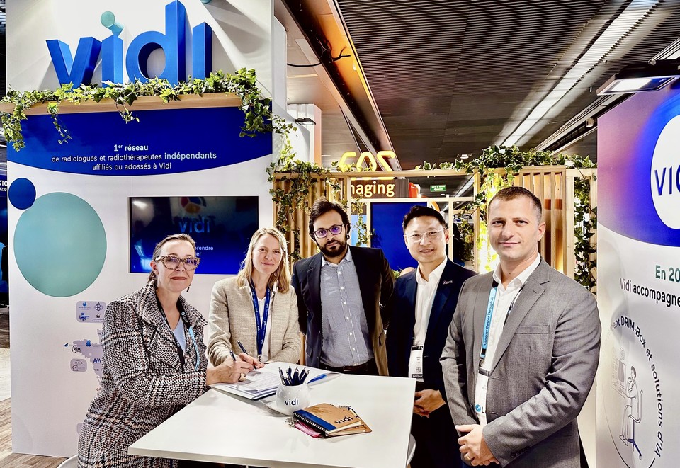 루닛과 비디 그룹(Groupe VIDI) 관계자들이 최근 열린 프랑스영상의학회(JFR 2024)에서 전략적 파트너십을 체결한 뒤 기념 촬영을 하고 있다. (왼쪽부터) 테리 토마스(Teri Thomas) 루닛 최고사업책임자(CBO), 아멜리 리베사르(Amelie Libessart) 비디 그룹 대표, 레다 베레우(Réda Berrehou) 비디 그룹 디렉터, 오재민 루닛 사업개발 부서장, 스테판 머큐리오(Stephane Mercurio) 루닛 유럽 남서부 지역 담당 매니저. / 사진=루닛