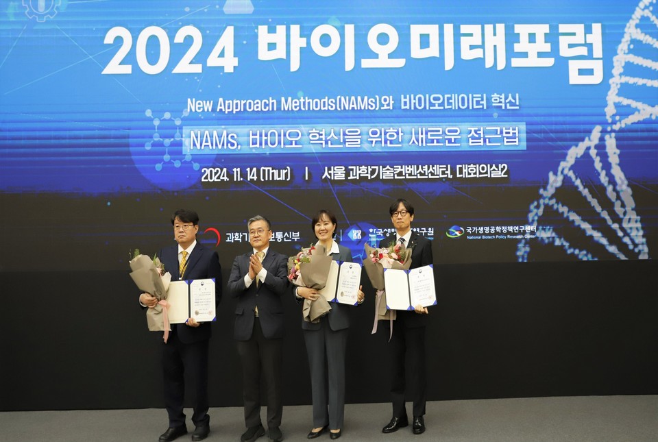 박용욱 SK바이오사이언스 바이오(Bio)연구본부장(오른쪽 첫 번째)이 과학기술정보통신부 장관상 수상 후 기념촬영을 하고 있다. / 사진=SK바이오사이언스