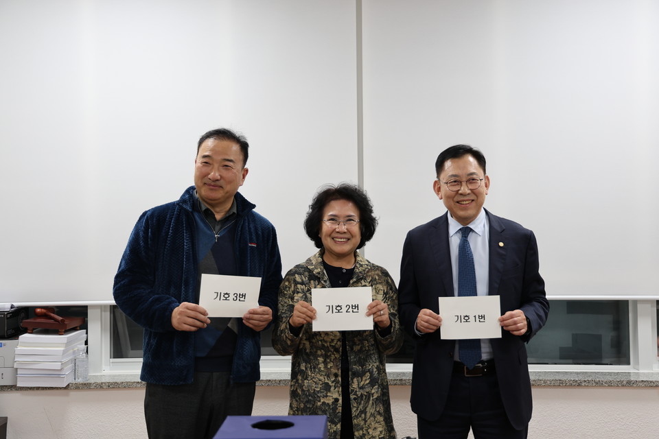 (왼쪽부터) 박영달 후보 대리인 강의석 카지노 입플, 권영희 후보 대리인 장은숙 카지노 입플, 최광훈 후보