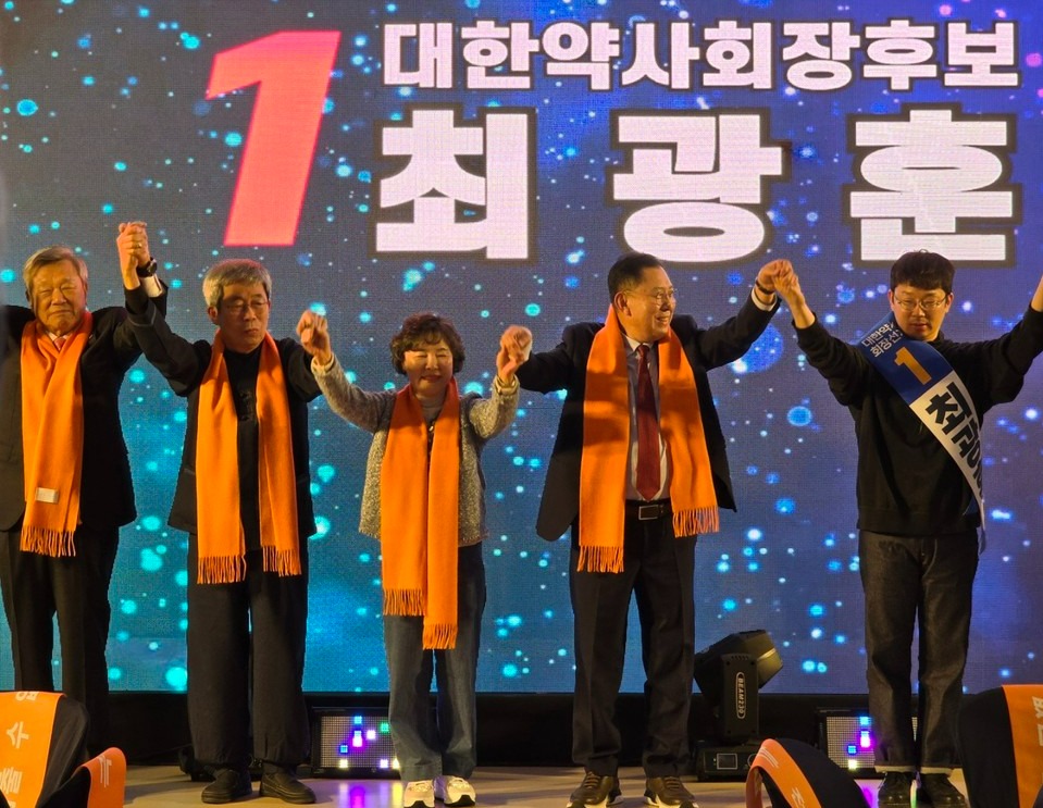 최광훈 후보 선대본부캠프 및 지지자들이 출정식에서 참석자들에게 인사를 하고 있다. / 사진=김민지 기자