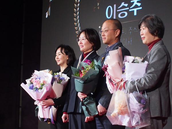 (사진 좌측부터)강소영 토토 실시간애브비 대표, 김유미 식약처 차장, 이승주 오름테라퓨틱 대표, 이화정 이화약대 교수가 대통령표창 시상 후 기념 촬영을 하고 있다.