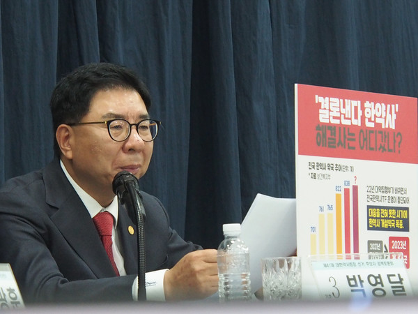 박영달 후보가 패널을 들어보이며 집행부의 한바카라 롤링 갈등 해결 방안을 지적하고 있다.