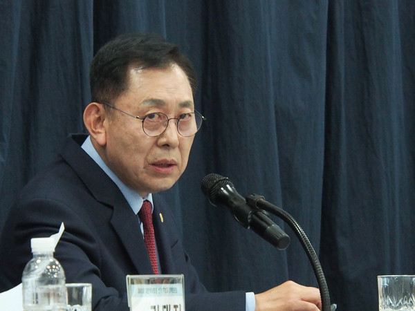 최광훈 바카라 롤링가 상대방의 질의에 대답하고 있다.